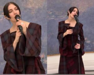 Caroline Polachek gave a special performance at Paris’ Musée de l’Orangerie on Friday (18)