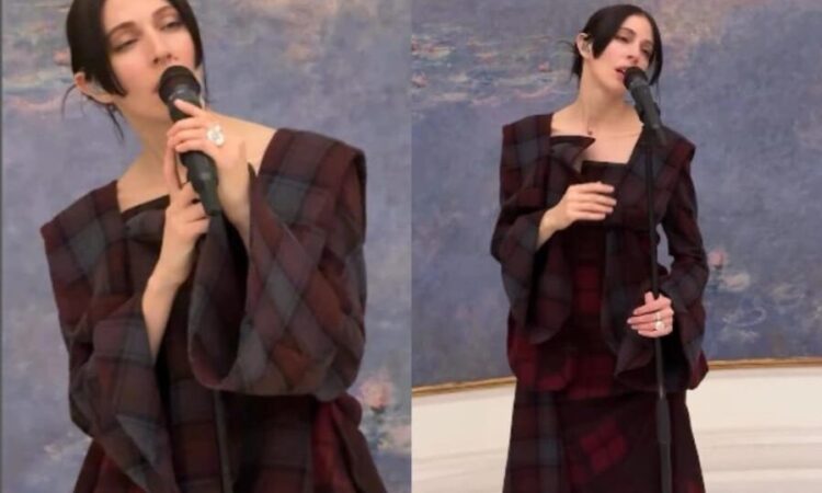 Caroline Polachek gave a special performance at Paris’ Musée de l’Orangerie on Friday (18)