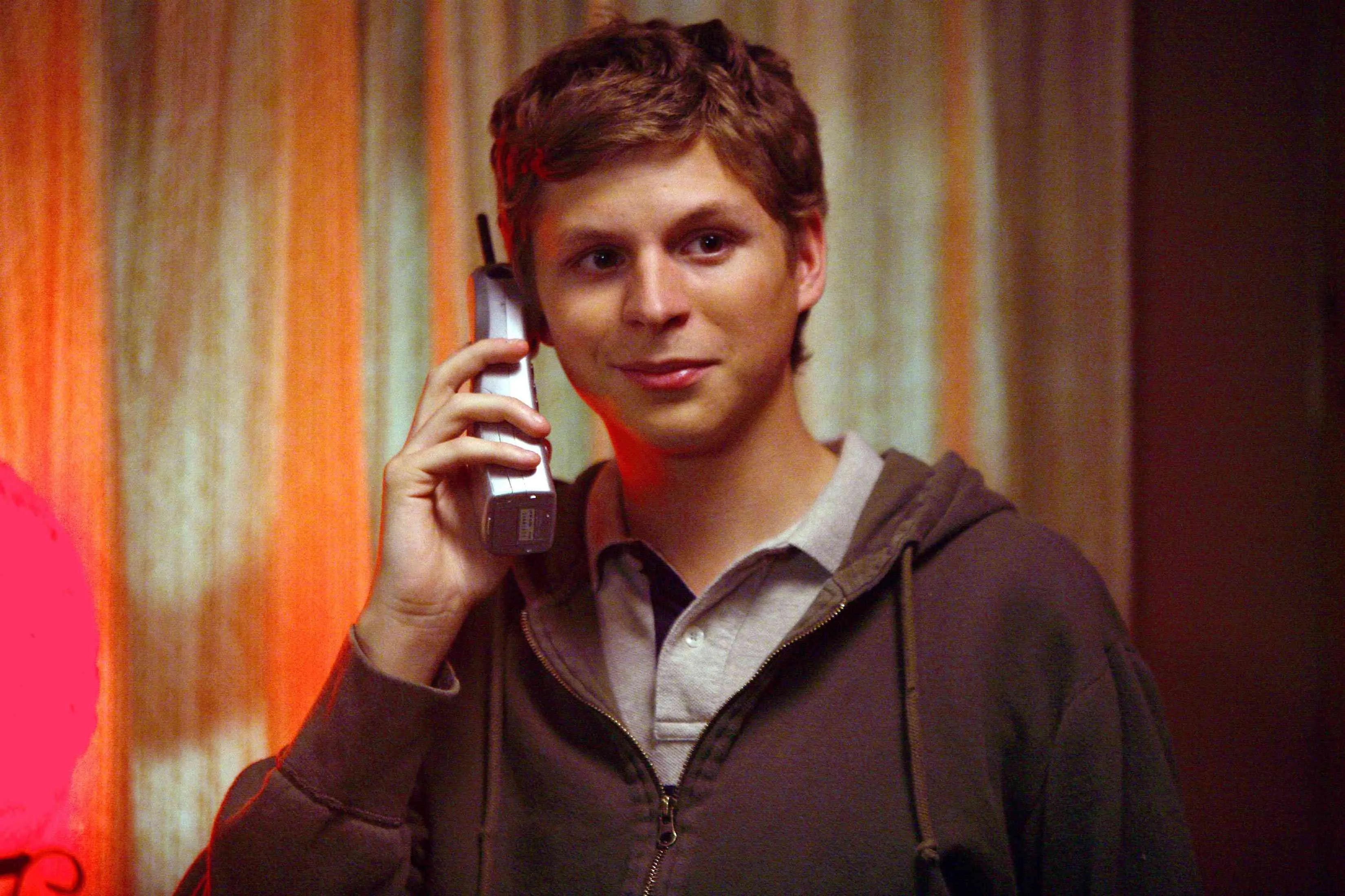Top 10 hollywood celebrities still using old phones 2025